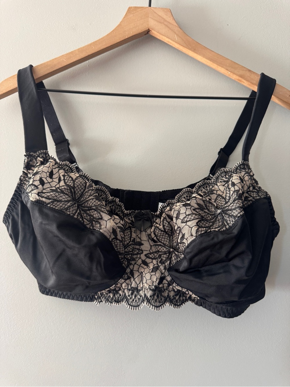 Elegant Black Lace Underwire Bra with Contrast Lace